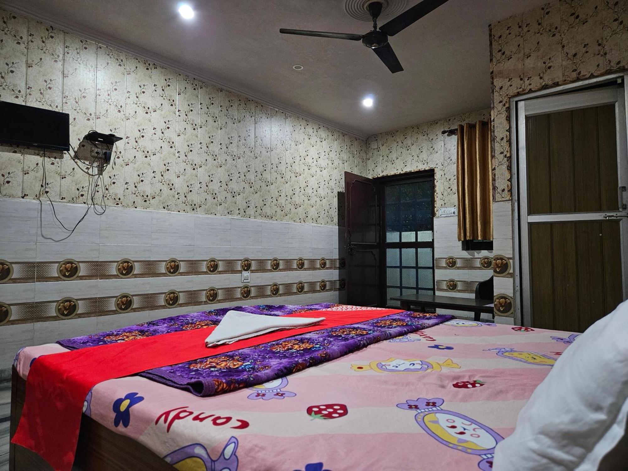 Hotel Chitrarth & Party Lawn Haldwāni الغرفة الصورة